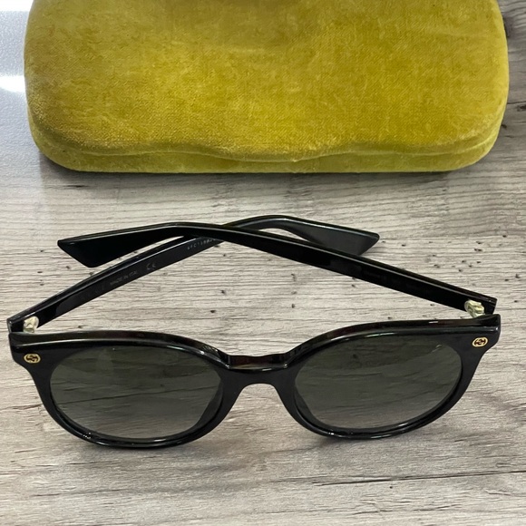 Gucci Elegant Black Sunglasses - Picture 16 of 16